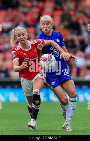 Jackie Groenen (14) di Manchester United Women e Pernille Harder (23) di Chelsea F.C Women competono per la palla Foto Stock