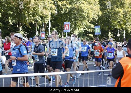 Berlino, Germania. 26 settembre 2021. Berlino: Circa 30,000 corridori partecipano alla maratona di Berlino con partenza e arrivo alla porta di Brandeburgo. (Foto di Simone Kuhlmey/Pacific Press) Credit: Pacific Press Media Production Corp./Alamy Live News Foto Stock