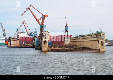 Gothenburg , Svezia – 4 aprile 2010: Ormeggi galleggianti a Cityvarvet. Petroliera Mari Ugland, IMO 9326885, sullo sfondo Foto Stock