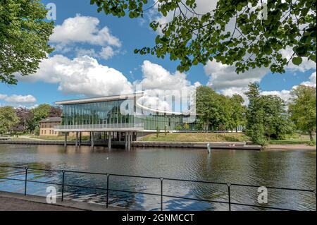 Halmstad , Svezia - Luglio 18 2010: Biblioteca cittadina di Halmstad presso il fiume Nissan.. Foto Stock