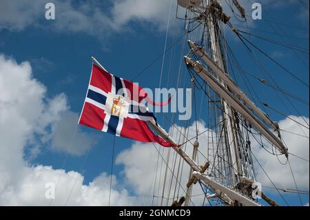 Halmstad, Svezia - luglio 18 2010: Bandiera norvegese con monogramma reale su una nave a vela. Foto Stock