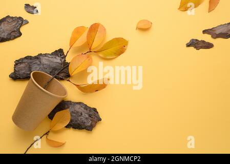 Sfondo giallo autunno con decoro delle foglie caduti e spazio di copia per il testo Foto Stock