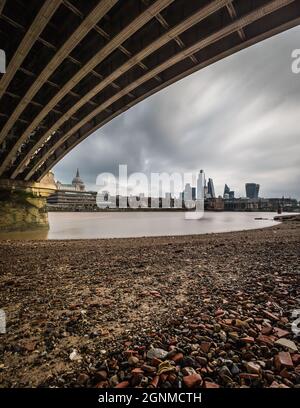 La vista della città di Londra da sotto Blackfriars Bridge Foto Stock