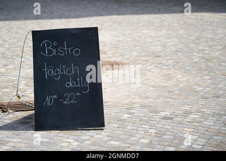 Accedi a Berlino con l'iscrizione Bistro aperto tutti i giorni dalle 10:00 alle 22:00 Foto Stock