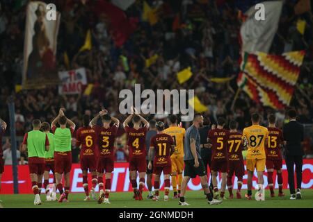 Roma, Italia. 26 settembre 2021. ROMA, Italia - 26.09.2021: AS Roma saluta i tifosi alla fine della Serie Italiana Una partita di calcio tra SS LAZIO e AS ROMA allo stadio Olimpico di Roma il 26 settembre 2021. Credit: Independent Photo Agency/Alamy Live News Foto Stock