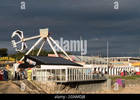 Porthcawl, Galles del Sud, Regno Unito. 26 settembre 2021. Tempo britannico: Cielo scuro questo pomeriggio lungo la costa. Credit: Andrew Bartlett/Alamy Live News Foto Stock