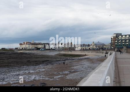 Porthcawl, Galles del Sud, Regno Unito. 26 settembre 2021. Tempo britannico: Cielo scuro questo pomeriggio lungo la costa. Credit: Andrew Bartlett/Alamy Live News Foto Stock