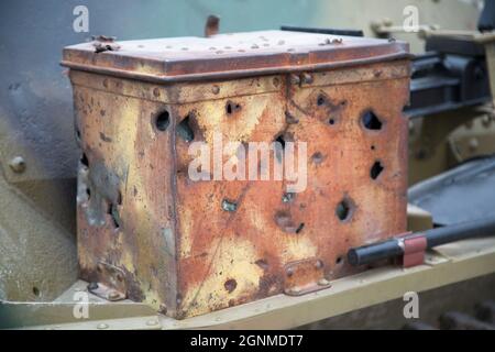 Buchi di proiettile in una cassetta degli attrezzi su un serbatoio leggero giapponese di tipo 95 ha Go, Bovington Tank Museum Inghilterra Foto Stock