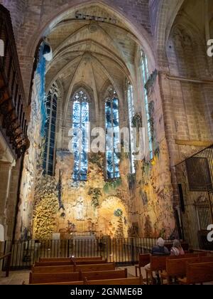 Ammirando la cappella dell'opera d'arte Miquel Barcelo presso la Cattedrale di Palma Foto Stock