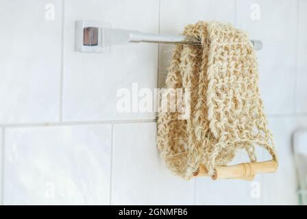 Scrubber corpo in bagno Foto Stock