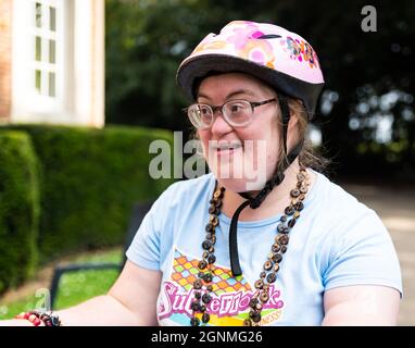 Ritratto di una donna di 39 anni con la sindrome di Down, felice e sorridente Foto Stock