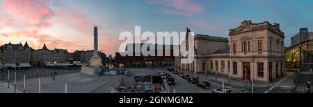 Leuven, Regione Brabante Fiamminga, Belgio - 09 22 2021: La piazza Martelaren con il monumento per la pace e la stazione ferroviaria durante il tramonto Foto Stock