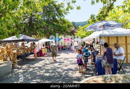 Fulford Harbour Saltspring Island BC , Canada - 10 luglio 2021: Gli amanti dello shopping possono cercare merci presso il popolare mercato agricolo del sabato presso il porto di Fulford Foto Stock