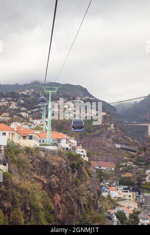 Foto dalla funivia di Funchal all'Isola di Madeira e alcune montagne e case sullo sfondo Foto Stock