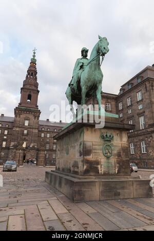 Copenaghen, Danimarca - 10 dicembre 2017: Statua di Cristiano IX, che domina Christiansborg Ridebane su Slotsholmen, è stata creata da Anne Marie Carl-Ni Foto Stock