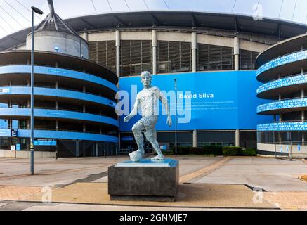 Statua di David Silva, dello scultore Andy Scott, all'Etihad Stadium, Manchester, Inghilterra, Regno Unito Foto Stock