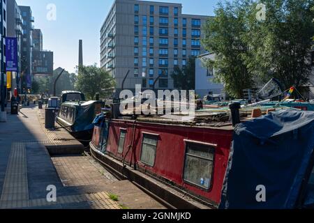 Barche a remi al Cotton Field Park marina, con il blocco di appartamenti One Vesta Street alle spalle, New Islington, Ancoats, Manchester, Inghilterra, REGNO UNITO Foto Stock