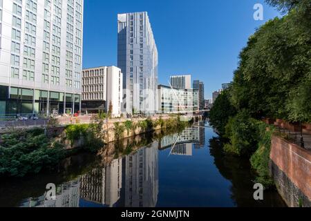 Il Trinity Riverside e Riverside condominio, e il Lowry Hotel, riflesso nel fiume Irwell, Salford, Manchester, Regno Unito Foto Stock