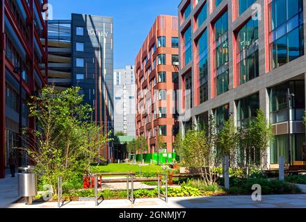 Area pubblica tra i due uffici New Bailey, parcheggio e i tre edifici New Bailey e One New Bailey, Salford, Manchester, Regno Unito Foto Stock