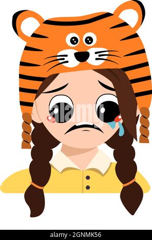 Ragazza con occhi grandi ed emozione depressiva, piangendo, lacrime faccia in cappello tigre. Carino ragazzo con volto triste in un costume festivo per Capodanno, Natale e vacanze. Testa di bambino adorabile con emozioni Illustrazione Vettoriale