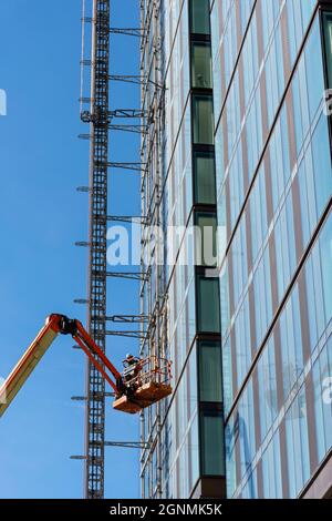 Piattaforma di accesso che lavora al blocco di appartamenti Elizabeth Tower in costruzione Settembre 2021, Crown Street, Manchester, Inghilterra, Regno Unito Foto Stock