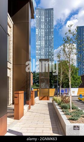 Due dei blocchi della torre di Deansgate Square dai piedi della Elizabeth Tower, Manchester, Inghilterra, Regno Unito. Foto Stock