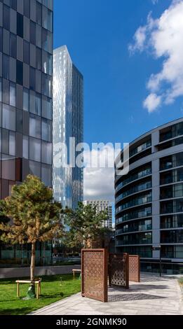 La West Tower dall'area del regno pubblico all'interno dello sviluppo di Deansgate Square, Manchester, Inghilterra, Regno Unito Foto Stock