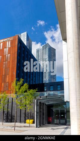 La torre di Deansgate Square si trova a pochi isolati dall'ingresso della River Street Tower (appartamenti per studenti). Manchester, Inghilterra, Regno Unito. Foto Stock