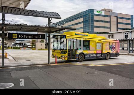 tokyo, giappone - dicembre 06 2019: Bus navetta ibrido non-step che arriva alla fermata dell'autobus per il terminal 3 dell'Aeroporto Internazionale Narita con un wrap desig Foto Stock