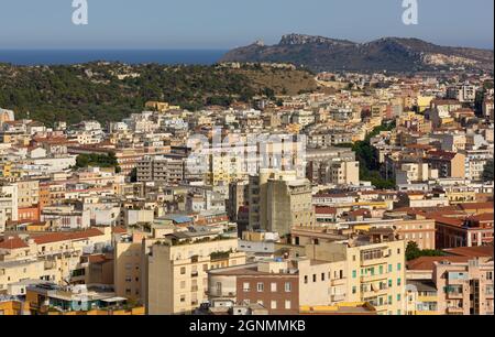 Vista panoramica della città di Cagliari, Italia, dal quartiere di Castello, con la Sella del Diavolo sullo sfondo Foto Stock