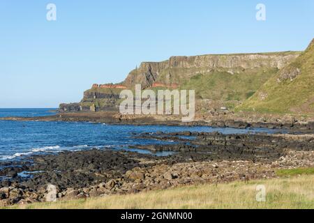 Causeway Coast che mostra il Selciato del gigante, vicino a Bushmills, County Antrim, Irlanda del Nord, Regno Unito Foto Stock
