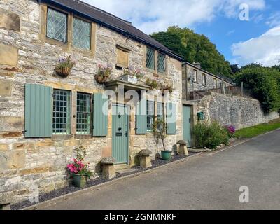 Tradizionale cottage del 18 ° secolo nel villaggio di Hartington nel Derbyshire, Regno Unito Foto Stock