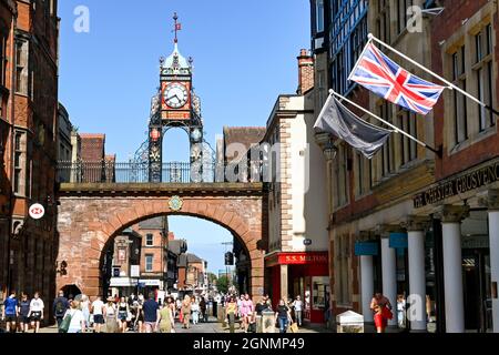 Chester, Inghilterra - Luglio 2021: Eastgate Street e Clock nel centro della città. L'orologio si trova sul sito dell'ingresso della fortezza romana Foto Stock