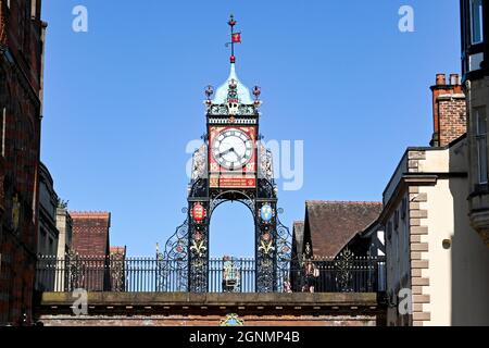 Chester, Inghilterra - Luglio 2021: Ornate Eastgate Clock nel centro della città. L'orologio si trova sul sito dell'ingresso originale della fortezza romana Foto Stock