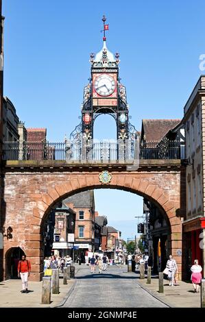 Chester, Inghilterra - Luglio 2021: Eastgate Street e Clock nel centro della città. L'orologio si trova sul sito dell'ingresso della Fortezza Romana Foto Stock