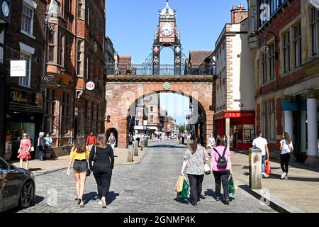 Chester, Inghilterra - Luglio 2021: Eastgate Street e Clock nel centro della città. L'orologio si trova sul sito dell'ingresso della Fortezza Romana Foto Stock