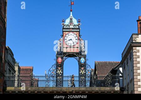 Chester, Inghilterra - Luglio 2021: Ornate Eastgate Clock nel centro della città. L'orologio si trova sul sito dell'ingresso originale della fortezza romana Foto Stock