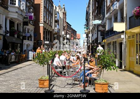 Chester, Inghilterra - Luglio 2021: Persone sedute ai tavoli fuori da un wine bar nel centro della città Foto Stock