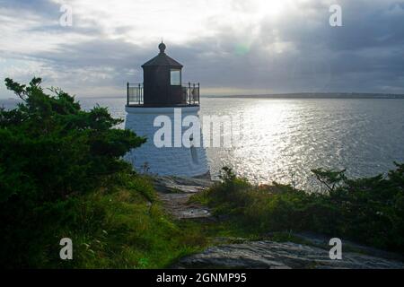 Faro di Castle Hill a Newport, Rhode Island, affacciato sulla baia di Narragansett da una costa rocciosa -02 Foto Stock