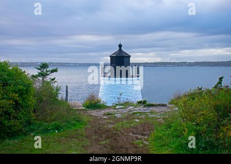 Faro di Castle Hill a Newport, Rhode Island, affacciato sulla baia di Narragansett da una costa rocciosa -08 Foto Stock