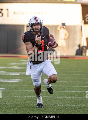 Stillwater, Oklahoma, Stati Uniti. 25 Settembre 2021. Oklahoma state Cowboys quarterback Spencer Sanders (3) corre il calcio in fondo al campo contro i Kansas state Wildcats durante la partita di sabato 25 settembre 2021 al Boone Pickens Stadium. (Credit Image: © Nicholas Rutledge/ZUMA Press Wire) Foto Stock