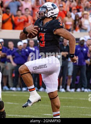 Stillwater, Oklahoma, Stati Uniti. 25 Settembre 2021. Oklahoma state Cowboys quarterback Spencer Sanders (3) esecuzione del calcio durante la partita contro i Kansas state Wildcats Sabato, 25 settembre 2021 al Boone Pickens Stadium. (Credit Image: © Nicholas Rutledge/ZUMA Press Wire) Foto Stock