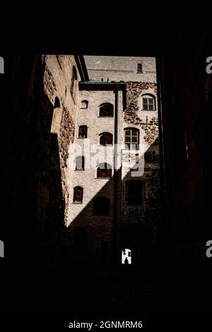 Le finestre del Castello di Turku con raggi solari a Turku, Finlandia Foto Stock