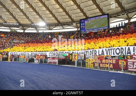 ROMA, ITALIA - Settembre 26 : Supportes of AS Roma durante la Serie Italiana Una partita di calcio tra SS Lazio e &#XA;AS Roma allo Stadio Olimpico il 26,2021 Aprile a Roma Italia credito: Live Media Publishing Group/Alamy Live News Foto Stock