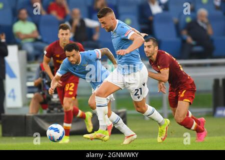 ROMA, ITALIA - Settembre 26 : Segej Milinkovic (21) della SS Lazio in azione durante la Serie Una partita di calcio tra la SS Lazio e AS Roma allo Stadio Olimpico il 26,2021 Settembre a Roma, Italia credito: Live Media Publishing Group/Alamy Live News Foto Stock