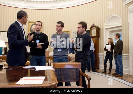 Il presidente Barack Obama discute un prossimo discorso alla Camera di Commercio degli Stati Uniti con, da sinistra, il direttore di Speechwriting Jon Favreau, il consulente senior David Plouffe e il direttore associato di Speechwriting Jonathan Lovett nell'ufficio ovale, domenica, 6 febbraio 2011. (Foto ufficiale della Casa Bianca di Pete Souza) questa fotografia ufficiale della Casa Bianca è resa disponibile solo per la pubblicazione da parte delle organizzazioni di notizie e/o per uso personale la stampa dal soggetto(i) della fotografia. La fotografia non può essere manipolata in alcun modo e non può essere utilizzata in materiali commerciali o politici, pubblicizzati Foto Stock