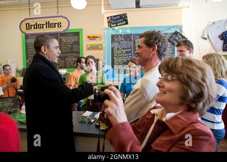 Il presidente Barack Obama saluta i patroni e i dipendenti durante una sosta a Donckers in Marquette, Michigan, 10 febbraio 2011. (Foto ufficiale della Casa Bianca di Pete Souza) questa fotografia ufficiale della Casa Bianca è resa disponibile solo per la pubblicazione da parte delle organizzazioni di notizie e/o per uso personale la stampa dal soggetto(i) della fotografia. La fotografia non può essere manipolata in alcun modo e non può essere utilizzata in materiali commerciali o politici, pubblicità, e-mail, prodotti, promozioni che in alcun modo suggeriscono l'approvazione o l'approvazione del presidente, della prima famiglia, o della Casa Bianca. Foto Stock