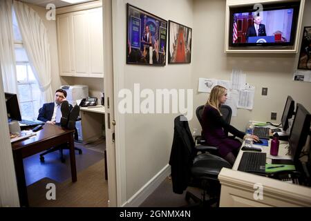 Assistente Segretario alla Stampa Josh Earnest e Assistente alla Stampa Caroline Hughes lavorano nell'Ufficio Stampa inferiore della Casa Bianca come Presidente Barack Obama rilascia una dichiarazione televisiva sulle dimissioni del Presidente egiziano Hosni Mubarak, 11 febbraio 2011. (Foto ufficiale della Casa Bianca di Chuck Kennedy) questa fotografia ufficiale della Casa Bianca è resa disponibile solo per la pubblicazione da parte delle organizzazioni di notizie e/o per uso personale la stampa dal soggetto(i) della fotografia. La fotografia non può essere manipolata in alcun modo e non può essere utilizzata in materiali commerciali o politici, pubblicità, em Foto Stock