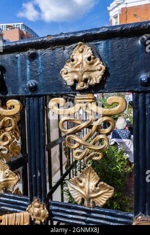 Dettagli della recinzione fuori da Holy Trinity Sloane Square, una chiesa anglicana in Sloane Street nel Royal Borough of Kensington & Chelsea, centro di Londra SW1 Foto Stock