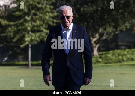 Washington, Stati Uniti. 26 settembre 2021. Il Presidente DEGLI STATI UNITI Joe Biden ritorna alla Casa Bianca da Camp David a Washington, DC, domenica 2021 settembre. Foto di Jim lo Scalzo/UPI Credit: UPI/Alamy Live News Foto Stock